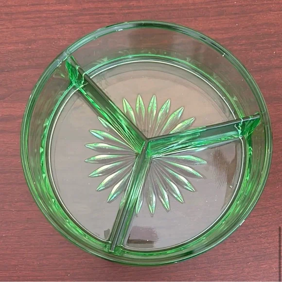 Vintage Green Depression Glass 3 Slot
Candy / Serving Dish with Lid - Picture 8 of 10